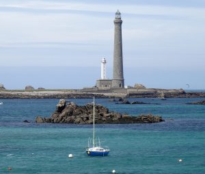 Port breton avec un phare et un bateau